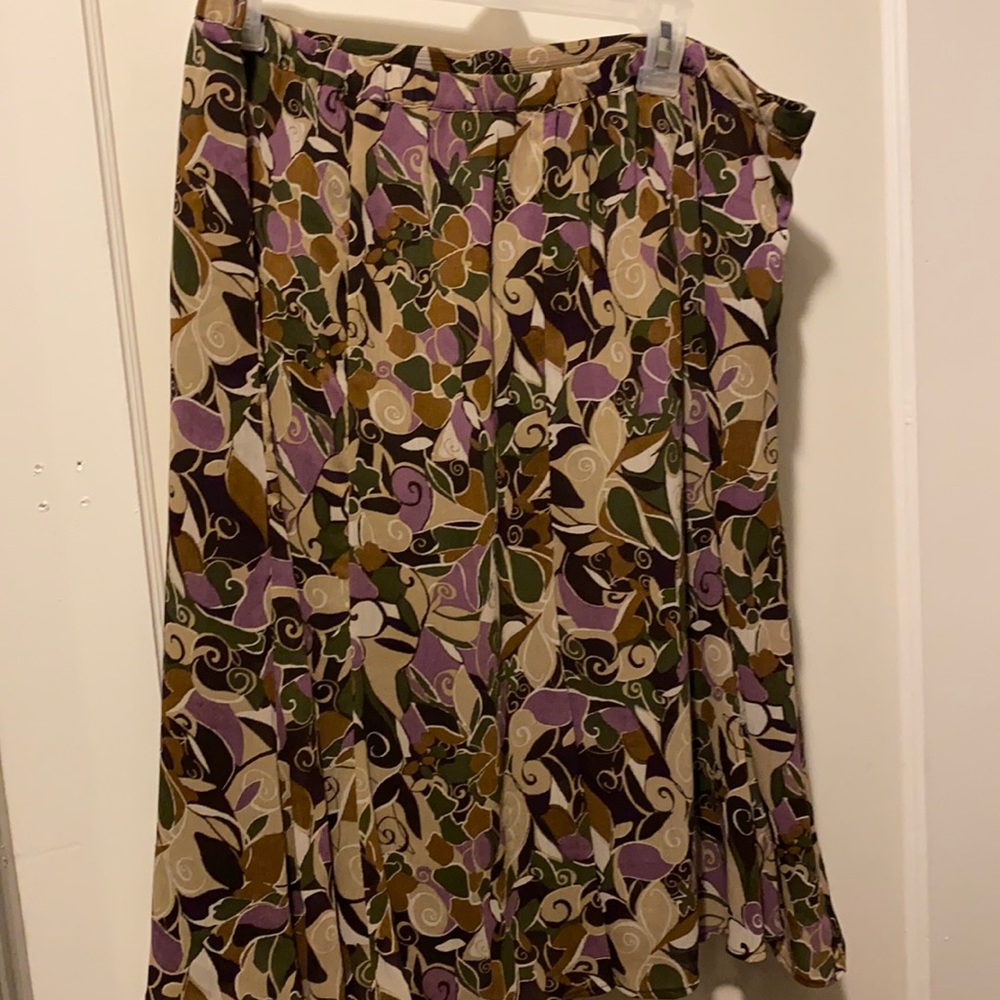 George vintage skirt with stretchy waistband.